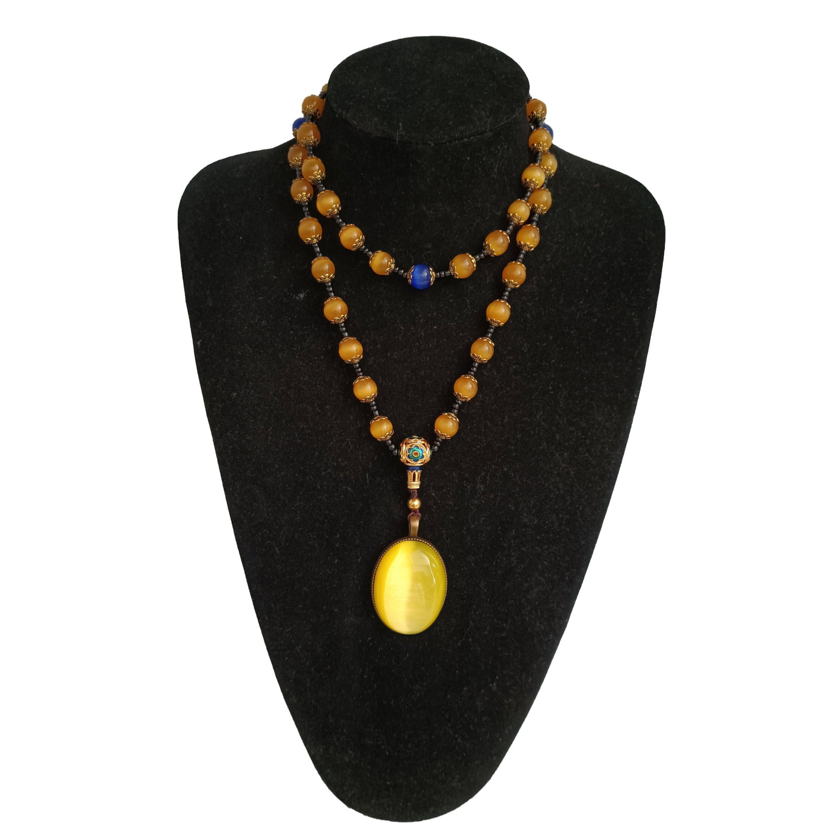 Old Tibetan cat's eye stone necklace: Old Tibetan cat's eye stone necklace, in perfect condition, with beads measuring 0.9cm in diameter. The total length is 65cm, weighing 98 grams.