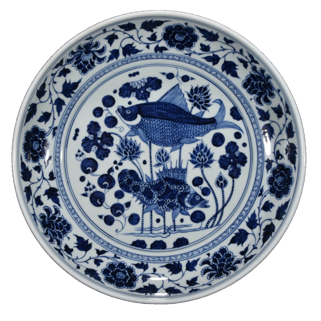 Yuan Dynasty blue and white fish and seaweed pattern plate: Yuan Dynasty blue and white fish and seaweed pattern plate, with a slightly flared rim and a moderately deep body, featuring a dignified and generous shape. In the center of the plate, there are two f