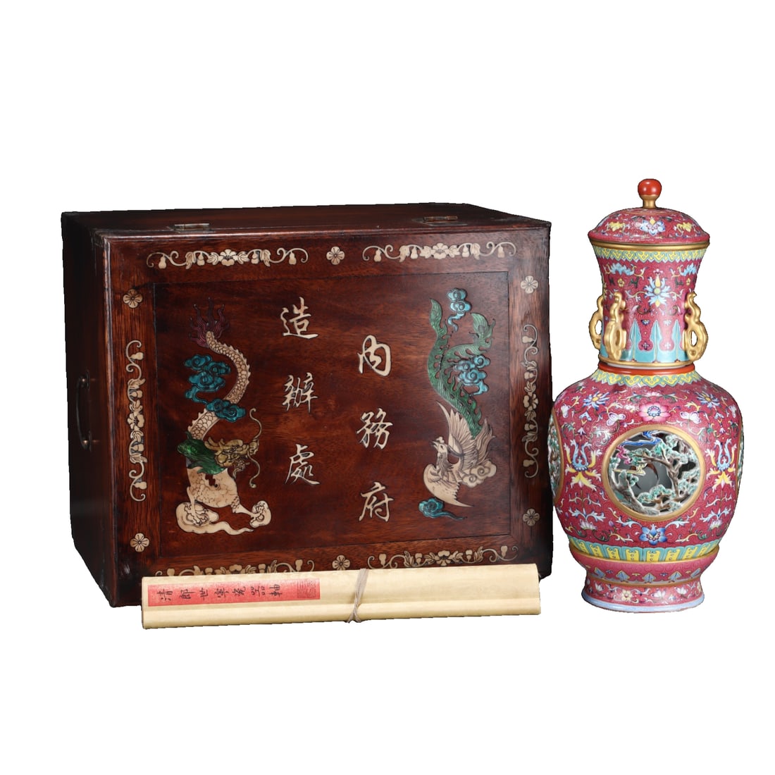 Qianlong period Qing Dynasty cloisonne openwork gilt vase: During the Qianlong period of the Qing Dynasty, there is a cloisonne openwork and gilt-decorated revolving heart vase, measuring 43.8 centimeters in height and 20 centimeters in diameter. The vessel h