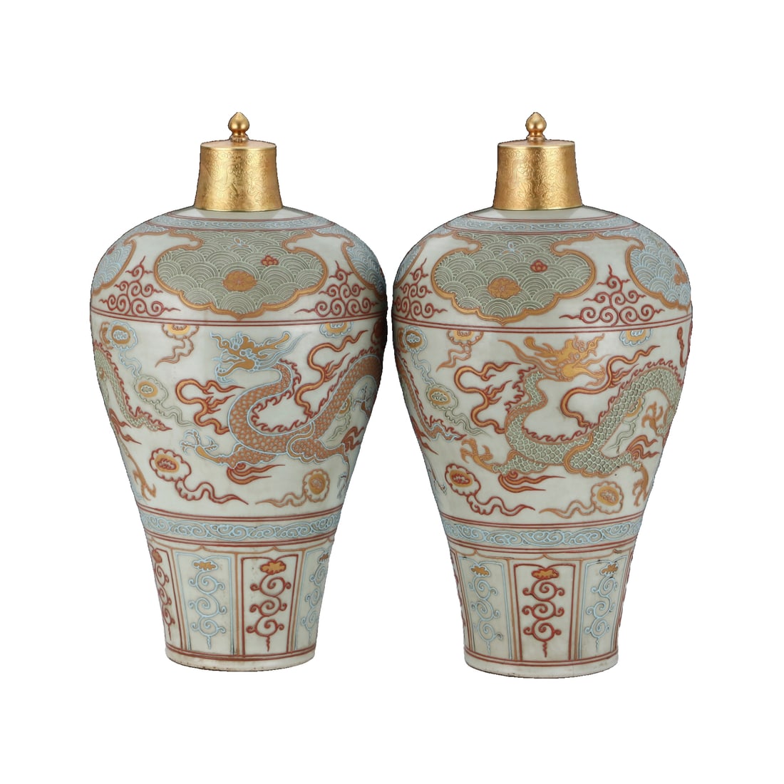 Yuan Dynasty meiping vase with egg white glaze and five-color enamel depicting a gold dragon design.: Yuan Dynasty egg white glazed five-colored gold-lined dragon pattern plum vase, with a dignified and beautiful shape, measuring 47.5 centimeters in height and 25 centimeters in diameter at the belly. 