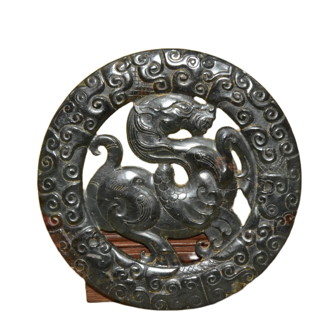Hetian Jade Coin: Hetian jade coin, with a diameter of about 13 centimeters and weighing 267 grams.