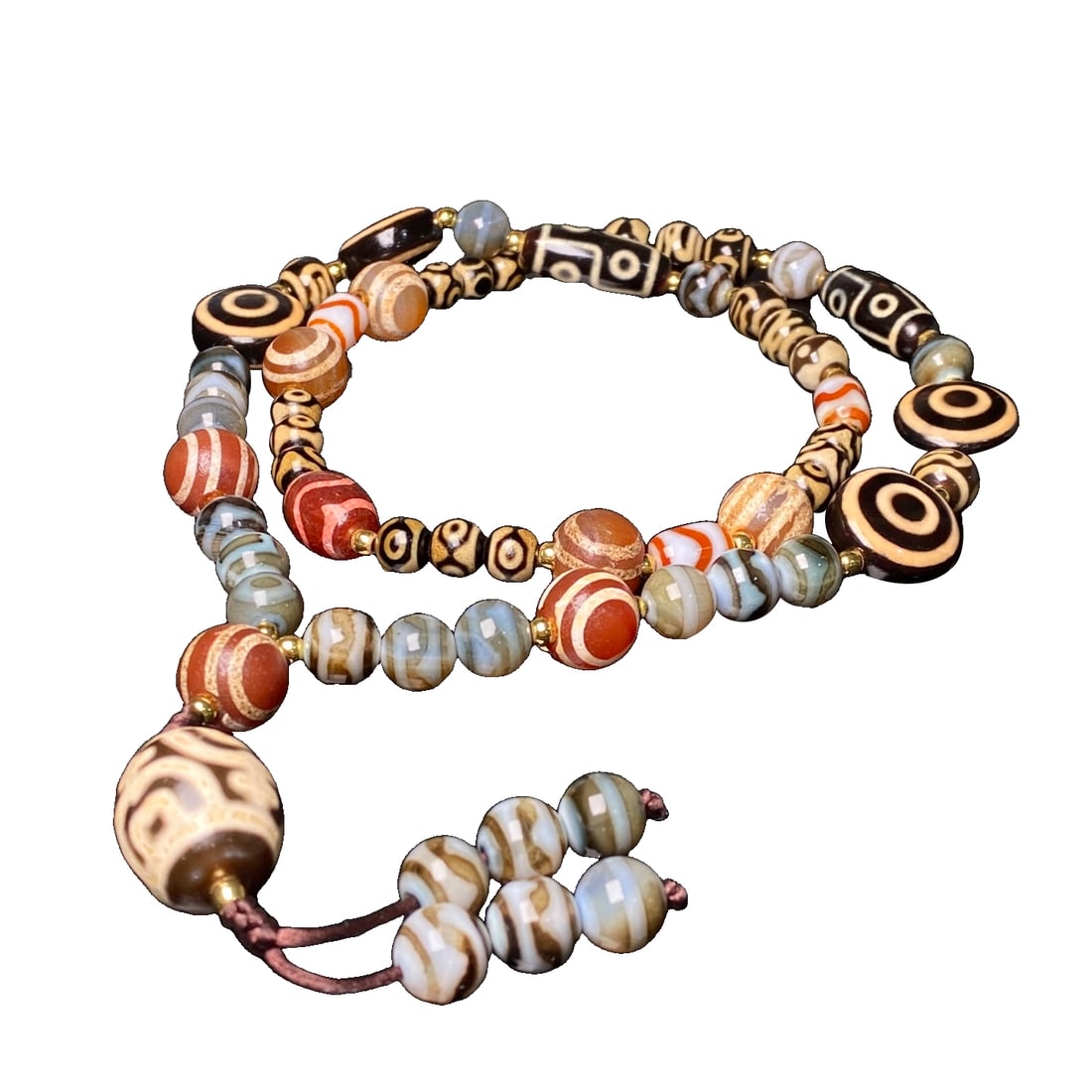 Aquarius celestial bead, celestial eye celestial bead, and treasure celestial bead are woven into a: Aquarius Tianzhu, Third Eye Tianzhu, and Treasure Tianzhu woven into a Buddhist bead necklace. Dimensions: Aquarius Tianzhu pendant 22x18 millimeters, Third Eye Tianzhu 19x10 millimeters. The Tianzhu