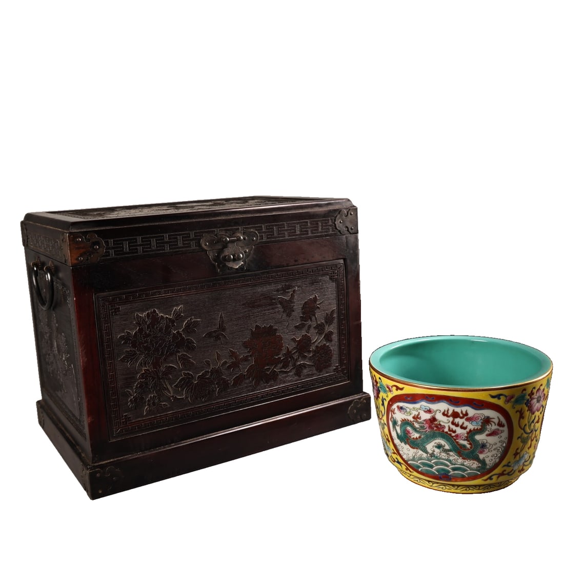 Old Tibetan hand-painted enamel colored porcelain bowl.: Antique Tibetan hand-painted enamel porcelain bowl Exquisite craftsmanship, beautiful design and shape, comes with a rosewood box Bowl weighs 720 grams, measures 10 centimeters in height and has a dia