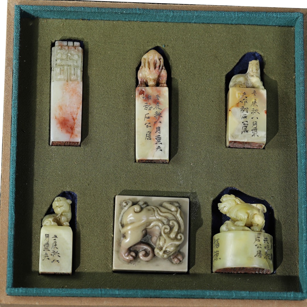 A set of hand-carved Shoushan stone seals.: A set of hand-carved Shoushan stone seals for collection, with each seal measuring approximately 2.3×2.3×8 cm, and a total net weight of 570 grams.