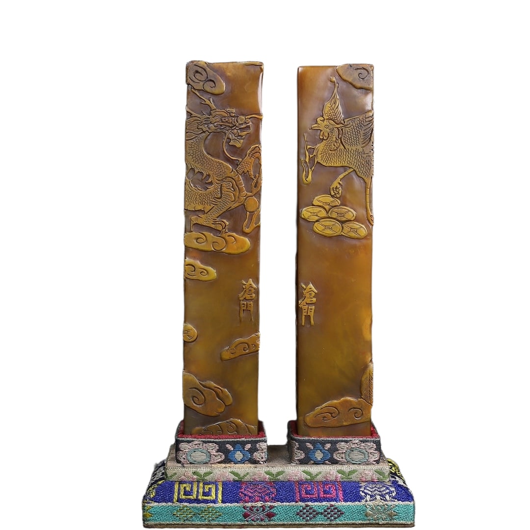 A set of Shoushan stone carved dragon and phoenix auspicious seal.: A set of Shoushan stone carved dragon and phoenix auspicious seal, the seal size is approximately 3.4×3.4×16 cm, with a net total weight of 811 grams.