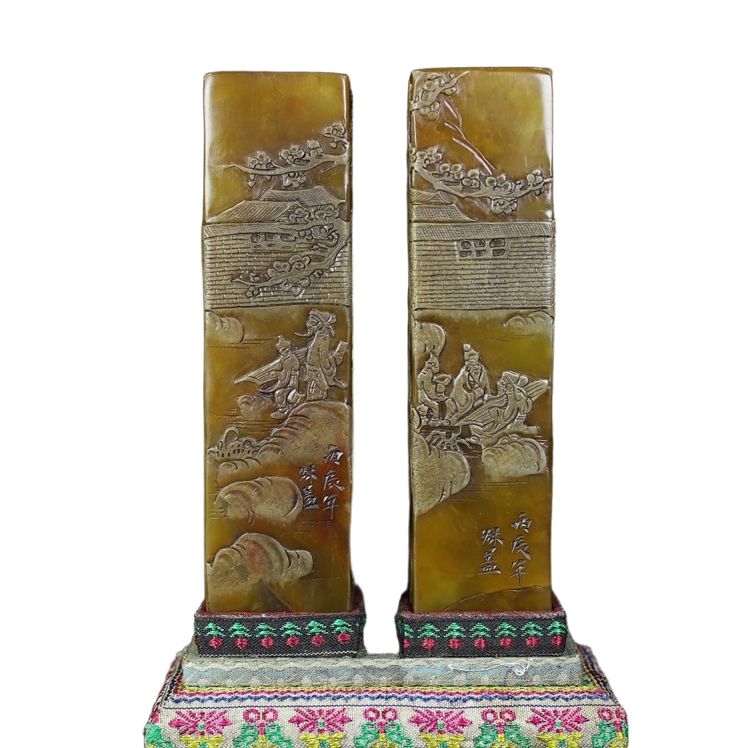 A set of Shoushan stone micro-carved figure story seals.: A set of miniature stone carvings of figures and stories on Shoushan stone, with each seal measuring approximately 3.5×3.5×13.5 centimeters, and a total net weight of 890 grams.