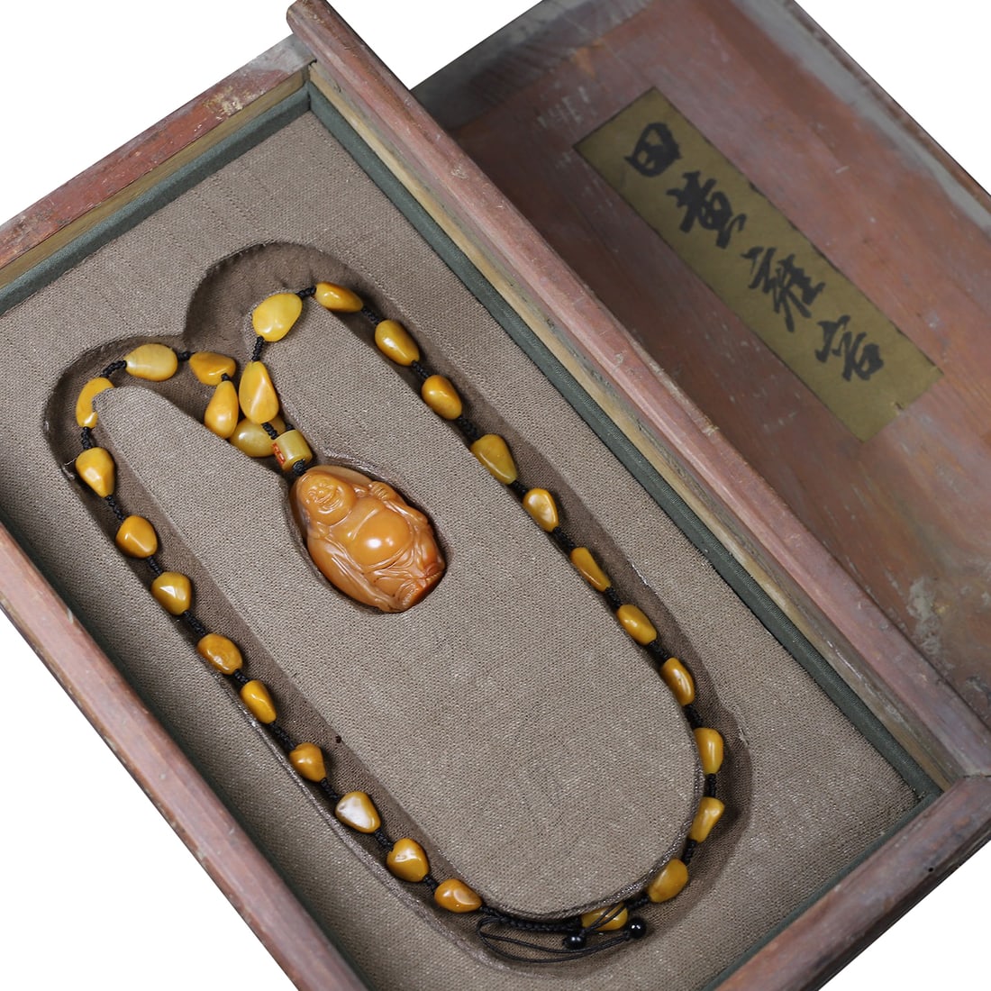 Sushan shi cloth bag Maitreya Buddha pendant necklace: Sushan shi Mílèfuo pendant necklace, with a pendant measuring 5.5 cm in length, 3.5 cm in width, and 2.5 cm in thickness. The necklace has a net weight of 118 grams.