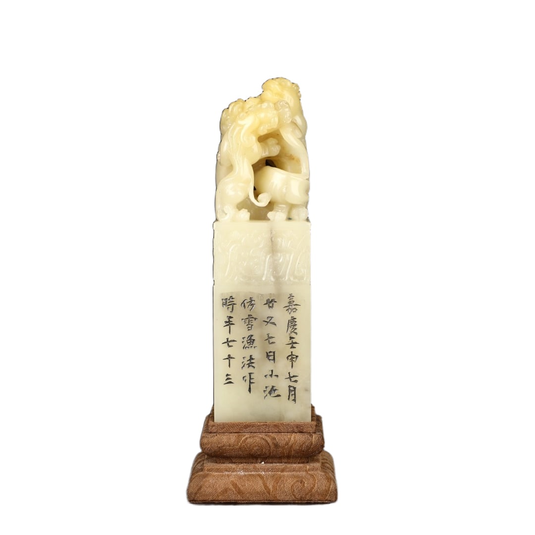 Shoushan stone white field yellow seal: Shoushan Stone White Field Yellow Seal The Li Hu seal is exquisitely carved from the finest Shoushan White Field Yellow, with a very detailed radish pattern, and a texture that is moist and translucen