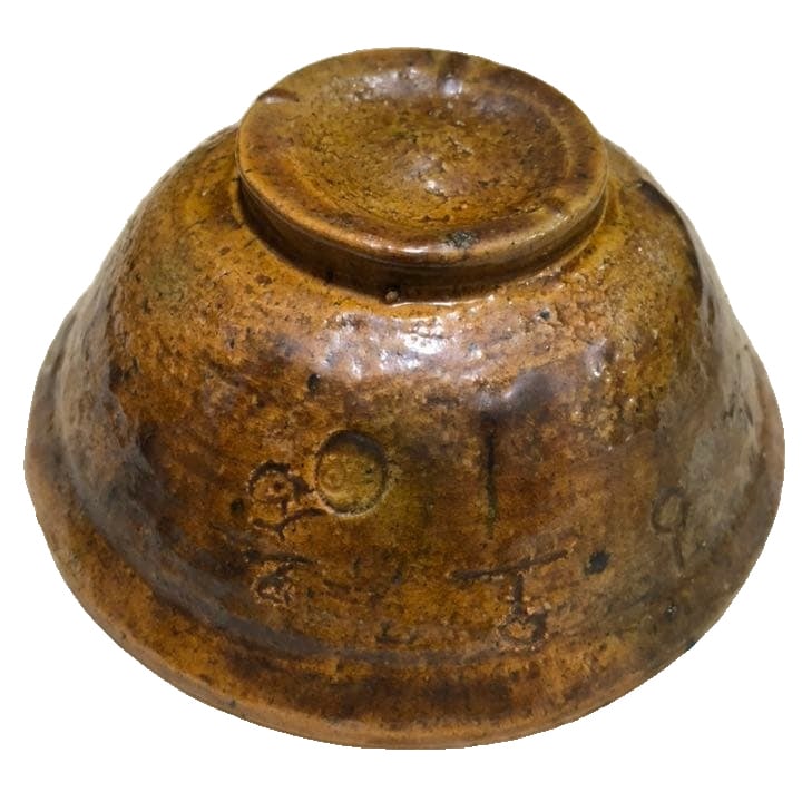 A matcha tea bowl adorned with mysterious patterns, exuding extraordinary charm.: This item appears to be quite old. The bottom is engraved with a name and bears a seal. It has been carefully preserved in a display cabinet within a tea room, thus regarded as a very exquisite piece.