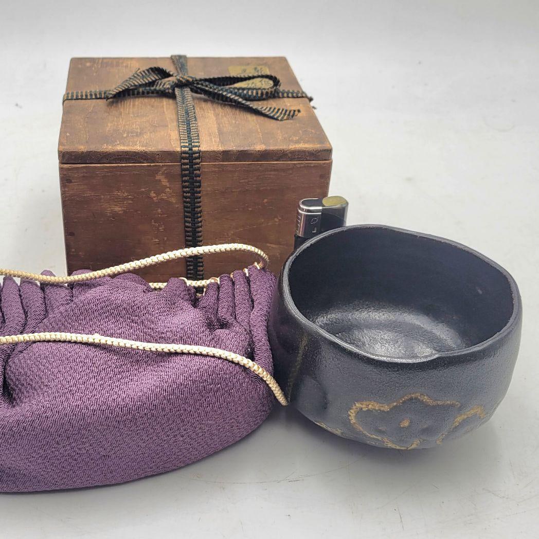 This is a black Raku tea bowl made by Ogata Kenzan.: This is a black Raku tea bowl made by Ogata Kenzan. Accompanied by a box. Although there are some minor stains, it is otherwise in good condition with no damage. Diameter approximately 11 cm, height a