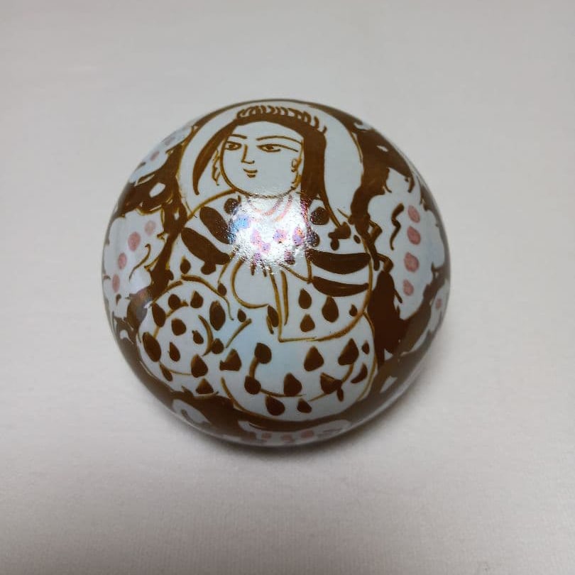 A glazed incense box with a princess motif, made by Living National Treasure Takao Kato.: A porcelain incense box featuring a princess motif, crafted by Living National Treasure Takao Kato, housed in a paulownia wood box, accompanied by a small booklet on the history of ceramics. Height ap