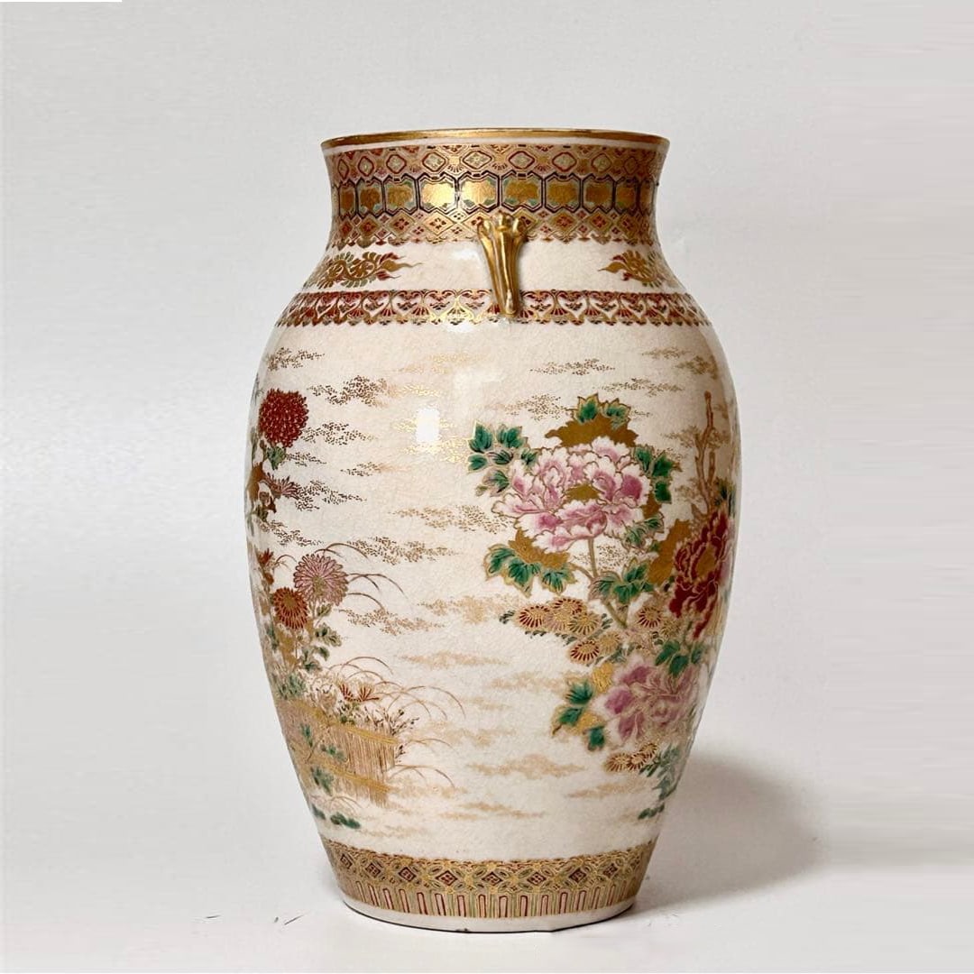 Meiji Satsuma Ware, Kakimoto Naogoro, Ho Rikyo, Ken'no Style, Nishikide Satsuma, Hon Satsuma, Shiro: We are pleased to present a Nishikide vase by the renowned kiln of Kagoshima Hon-Satsuma, Kakimoto Naogoro, active from the late Edo period to the Meiji era. Notably, this piece bears the signature of