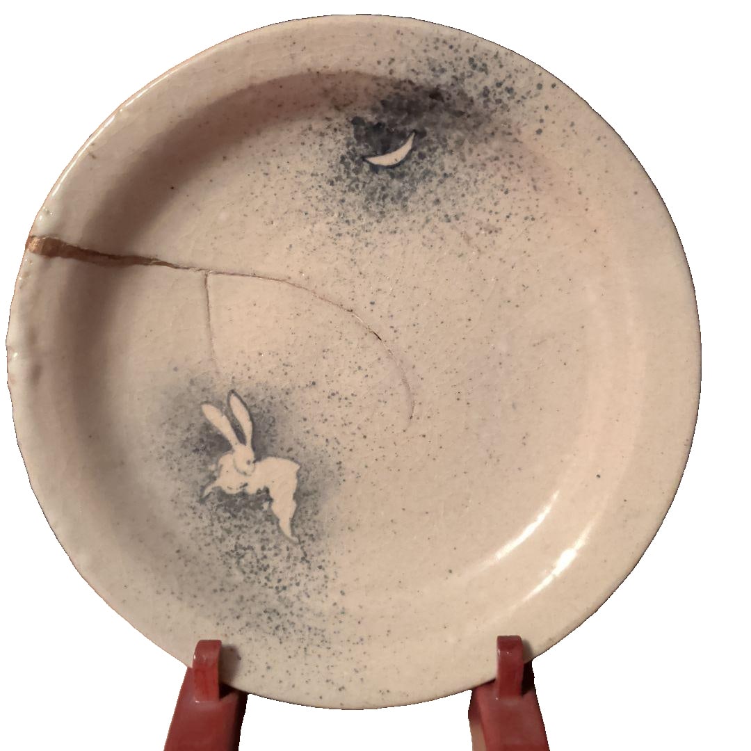 Imari Early Blown Ink Moon Rabbit Emblem Dish: This is an early Imari porcelain plate, decorated with an ink wash design of a moon and a rabbit. Its surface is smooth and features a significant kiln firing defect (repaired with gold). Dimensions: