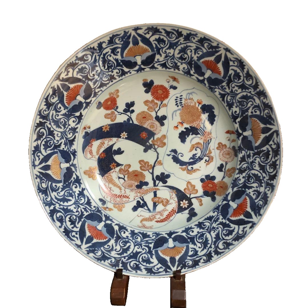 A striking antique Imari porcelain large plate.: A striking antique Imari porcelain large plate, with a diameter of 54.5 cm and a height of approximately 11.5 cm.