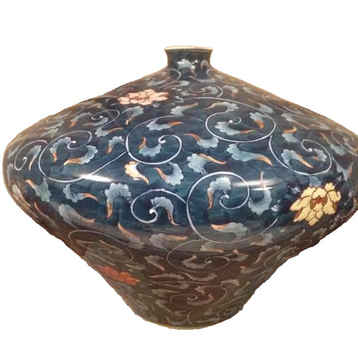 Imari ware vase (1 of 5)
