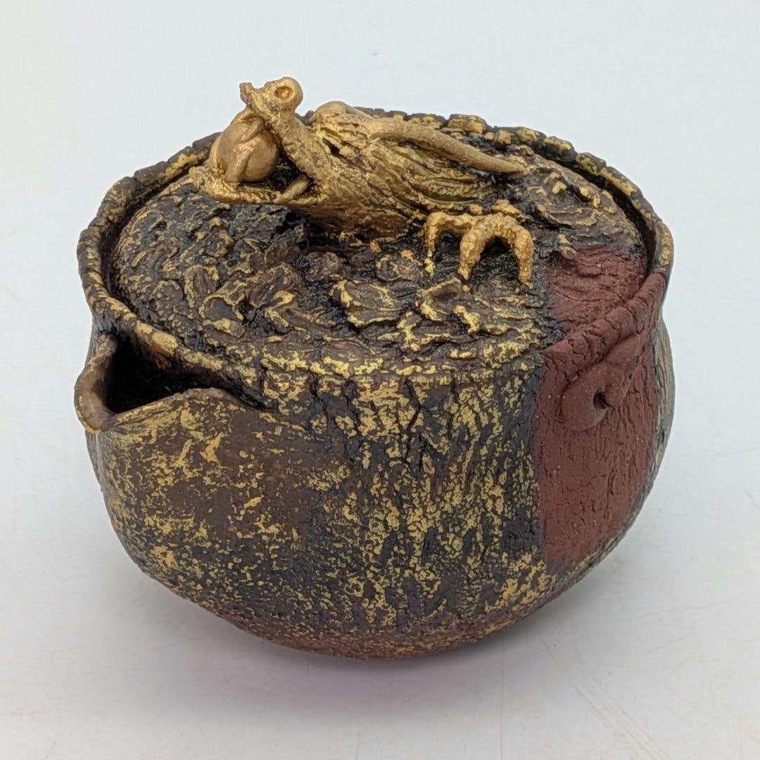 This is a Bizen ware teapot made by Suzuki Atsuo.: This is a Bizen ware teapot made by Suzuki Atsuo, adorned with golden patterns on the body and featuring a dragon-shaped handle. It is brand new and unused. Included are a matching box (with a raised