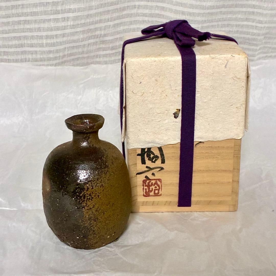 Harada Juroku Bizen Tokubetsu Junmai (Sake Bottle): Harada Juroku Bizen Tokubetsu Junmai (Sake Bottle) This small sake bottle has a capacity of approximately one cup (about 180 milliliters), making it suitable for modern use.