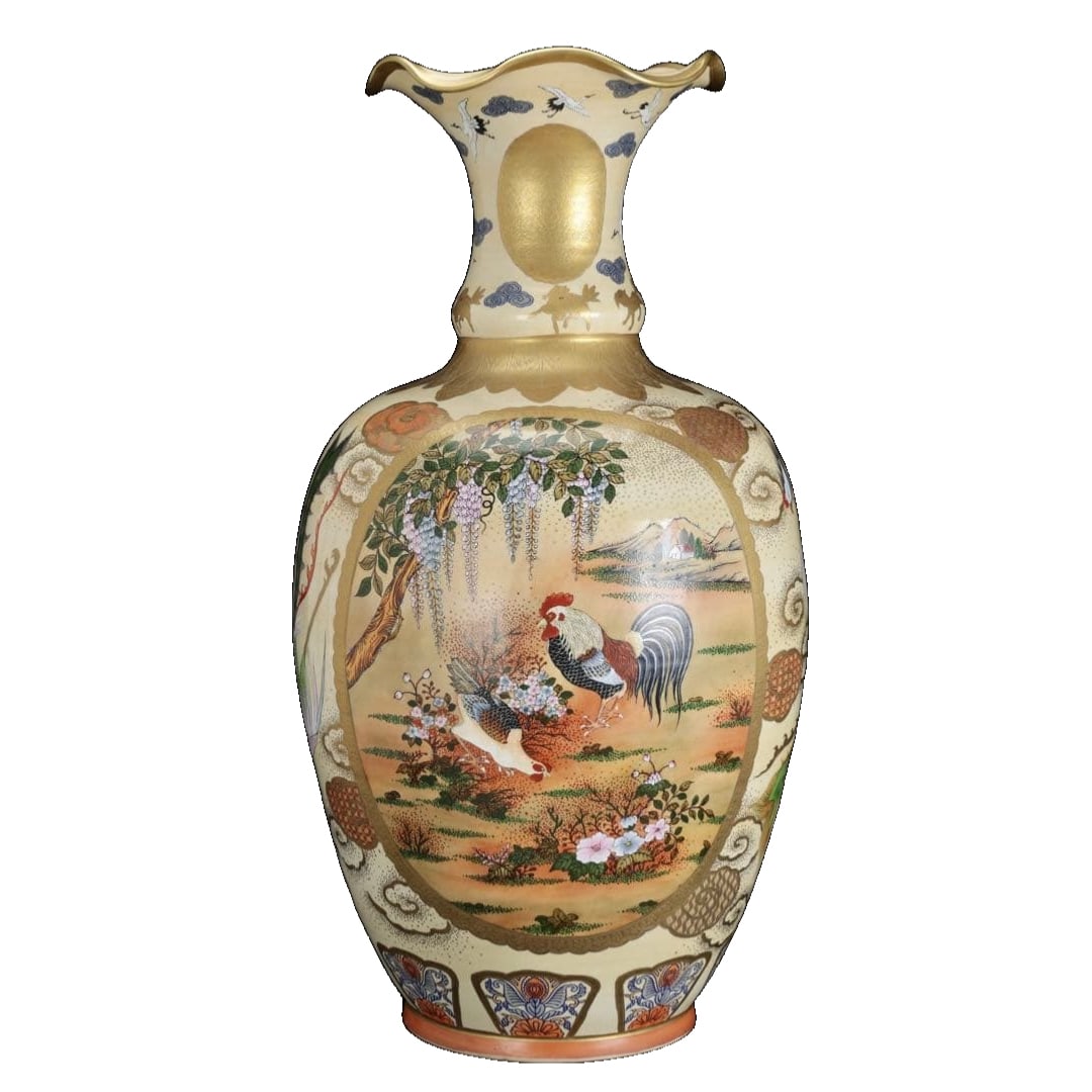 Kyoto Satsuma ware, Satsuma style, gold-thread brocade decoration, large vase (80 cm): Embellished with luxurious gold-thread brocade painting This is an extra-large Satsuma ware flower vase (decorative vase). This impressive large artwork stands approximately 80 centimeters tall. The m