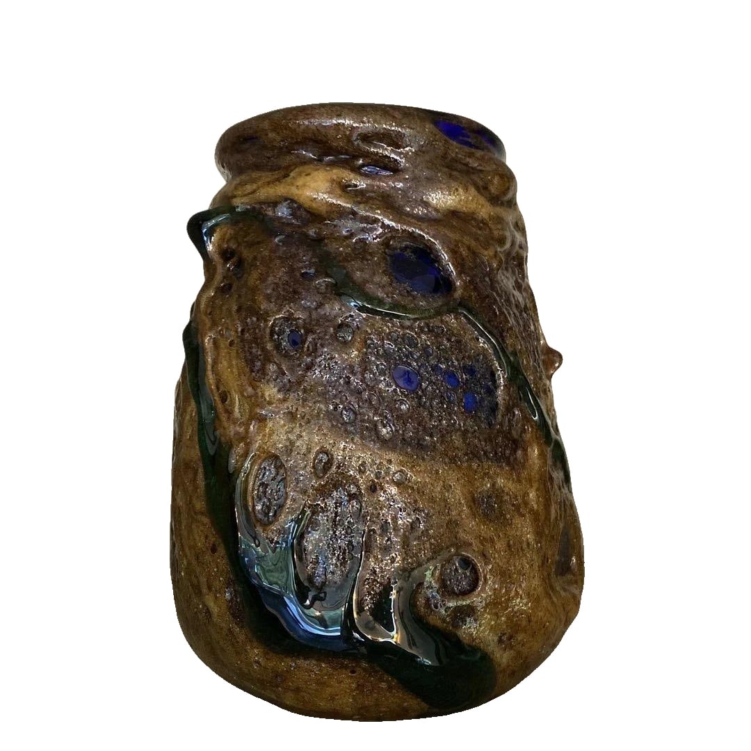Daoling Shengji Large Vase: Daolin Shengji Large Vase It is displayed in a glass cabinet. Height approximately 27 cm Width approximately 20 cm