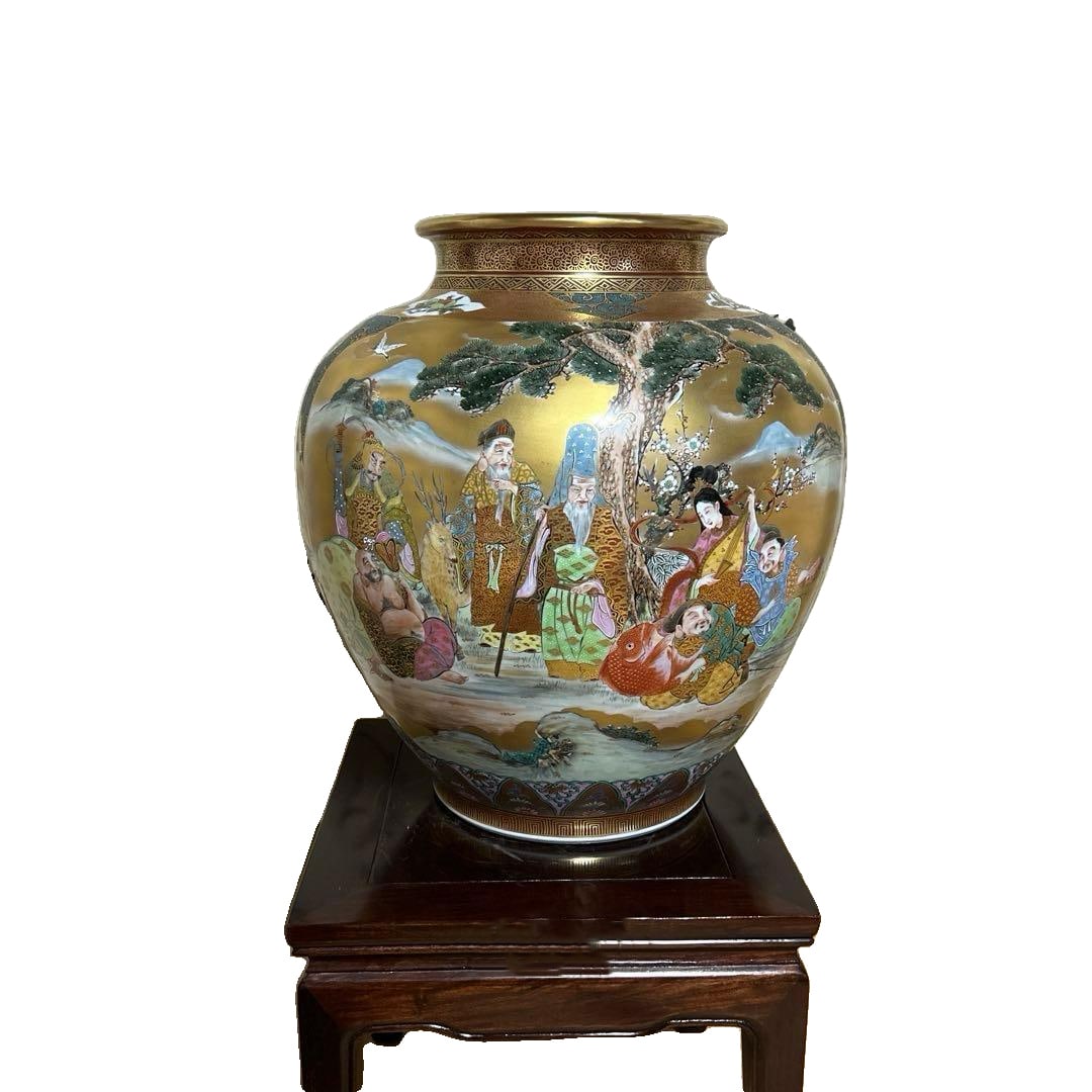 Kutani ware, a pair of vases with Shichifukujin (Seven Lucky Gods) motifs (Kikusui production): This is a Kikusui-style Kutani vase. Due to long-term storage, there is no wooden box. Kutani ware, uniquely designed: golden and blue clematis. This is a fine masterpiece of Kutani ware. Height: 48 c