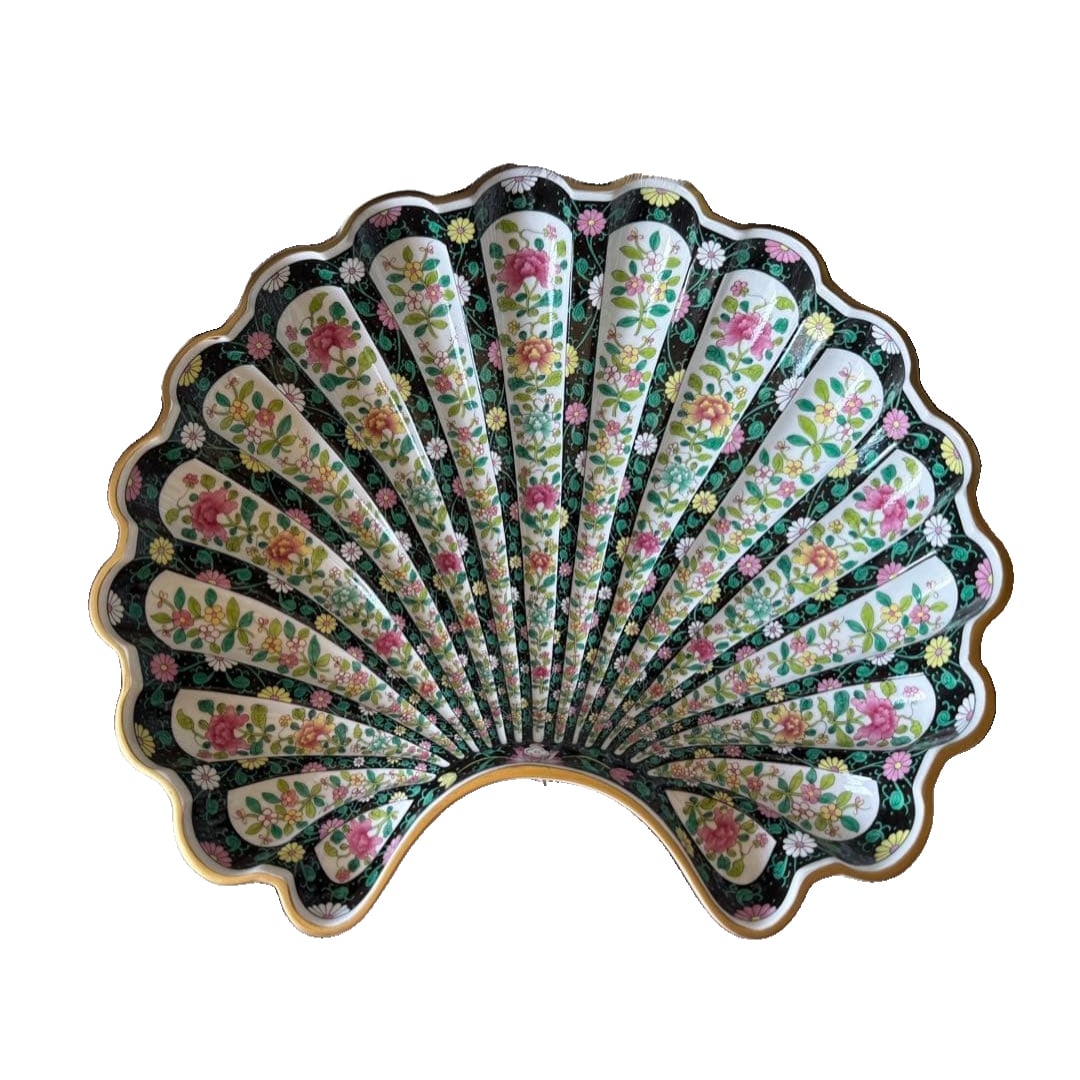 A large shell-shaped bowl with a base and tray, 41 cm.: This is an extremely rare and hard-to-come-by treasure. It was featured on the cover of the book "Herend: Traditional Crafts of the 20th Century." Dimensions Approximately 41 cm wide x 36 cm deep x 10