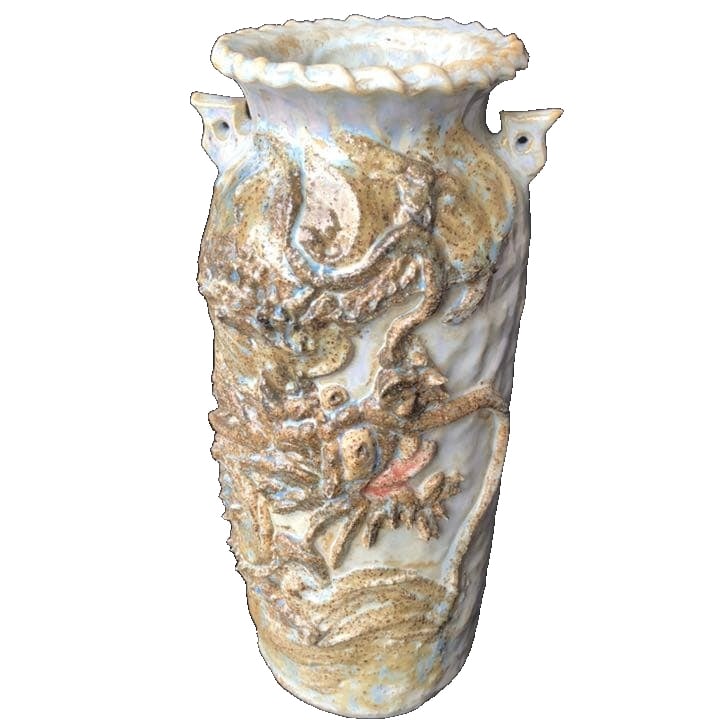 A superbly exquisite dragon dance vase. (1 of 11)