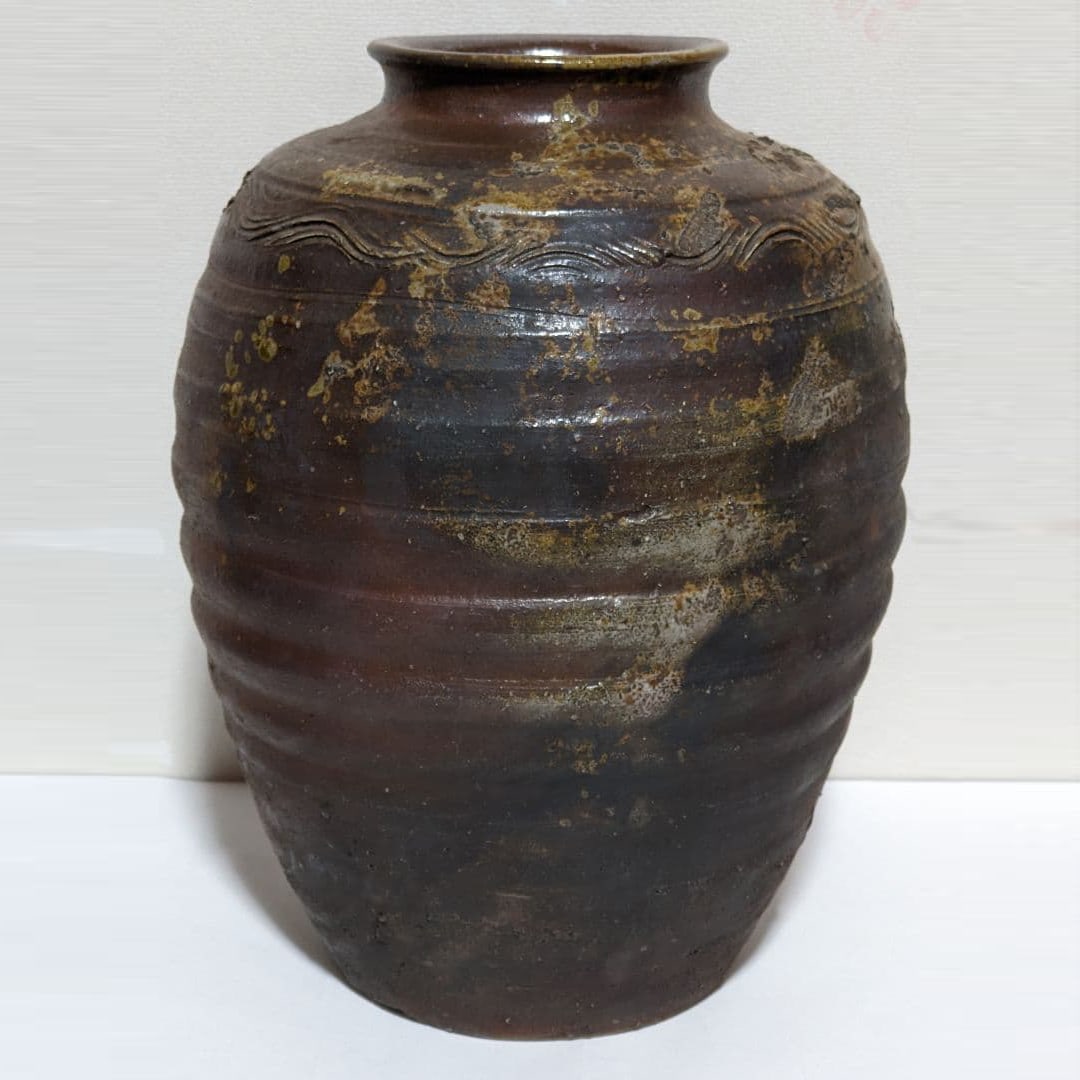 Bizen ware vase, comb-shaped wave pattern, Muromachi to Momoyama period. (1 of 20)