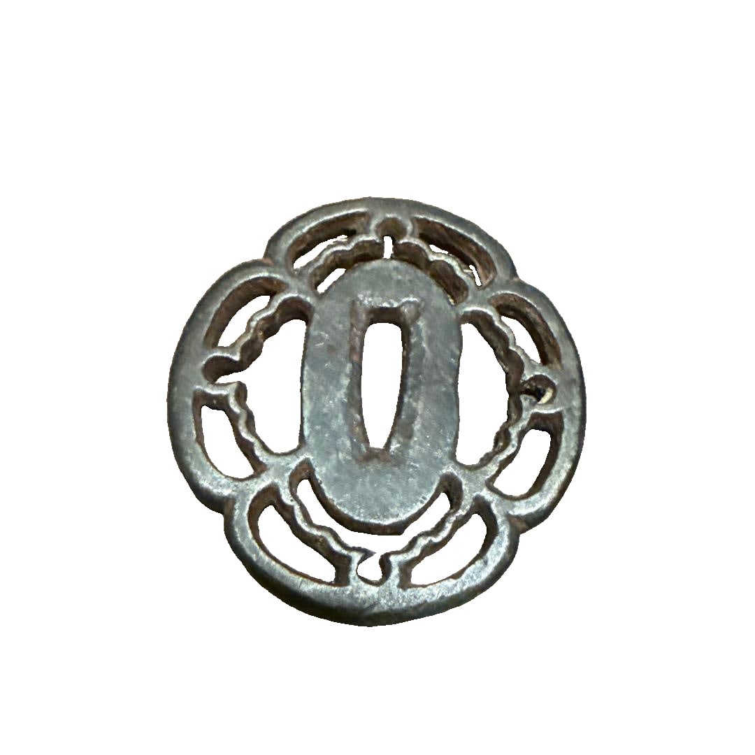 Iron sword guard, decorated with floral patterns, weight 43 grams.: Iron sword guard, decorated with floral patterns, weight 43 grams.