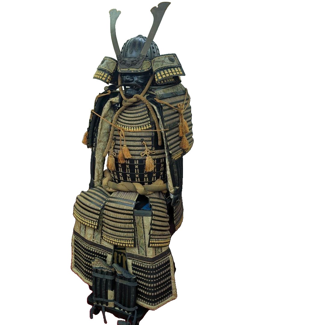 A life-size armor set, comprising a complete set of armor, armor box, armor stand, face mask, and: Adult-sized, life-sized iron armor and helmet, large laced armor. There is no front emblem, featuring a kuwagata (crescent-shaped decoration). This is a set of armor, including a breastplate and