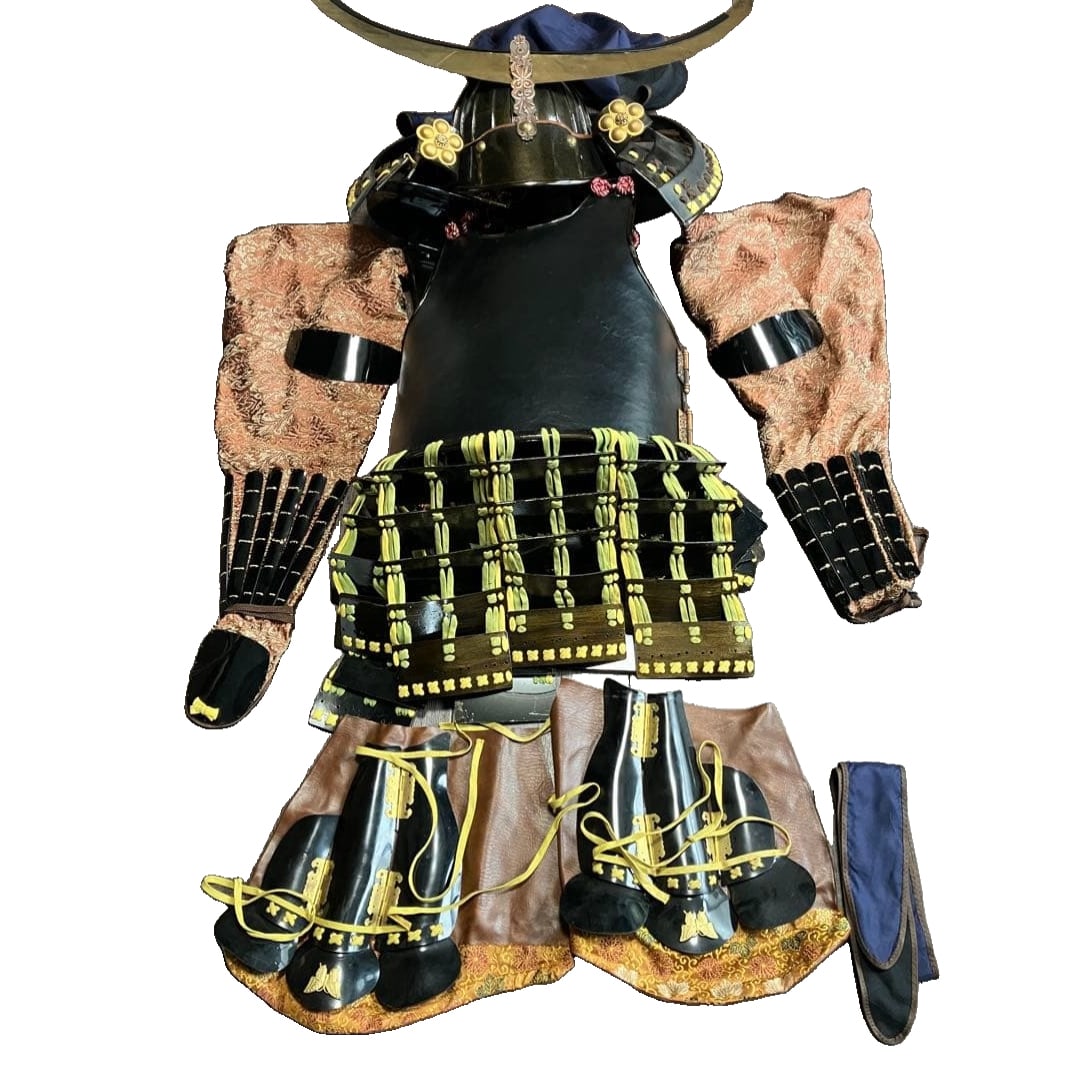 Life-size armor (wearable): Armor, complete set of armor, samurai, warrior Life-size armor (wearable) There are scratches and stains. Some parts have chipped or fallen off. It is housed in a wooden box. Shipped in a wooden