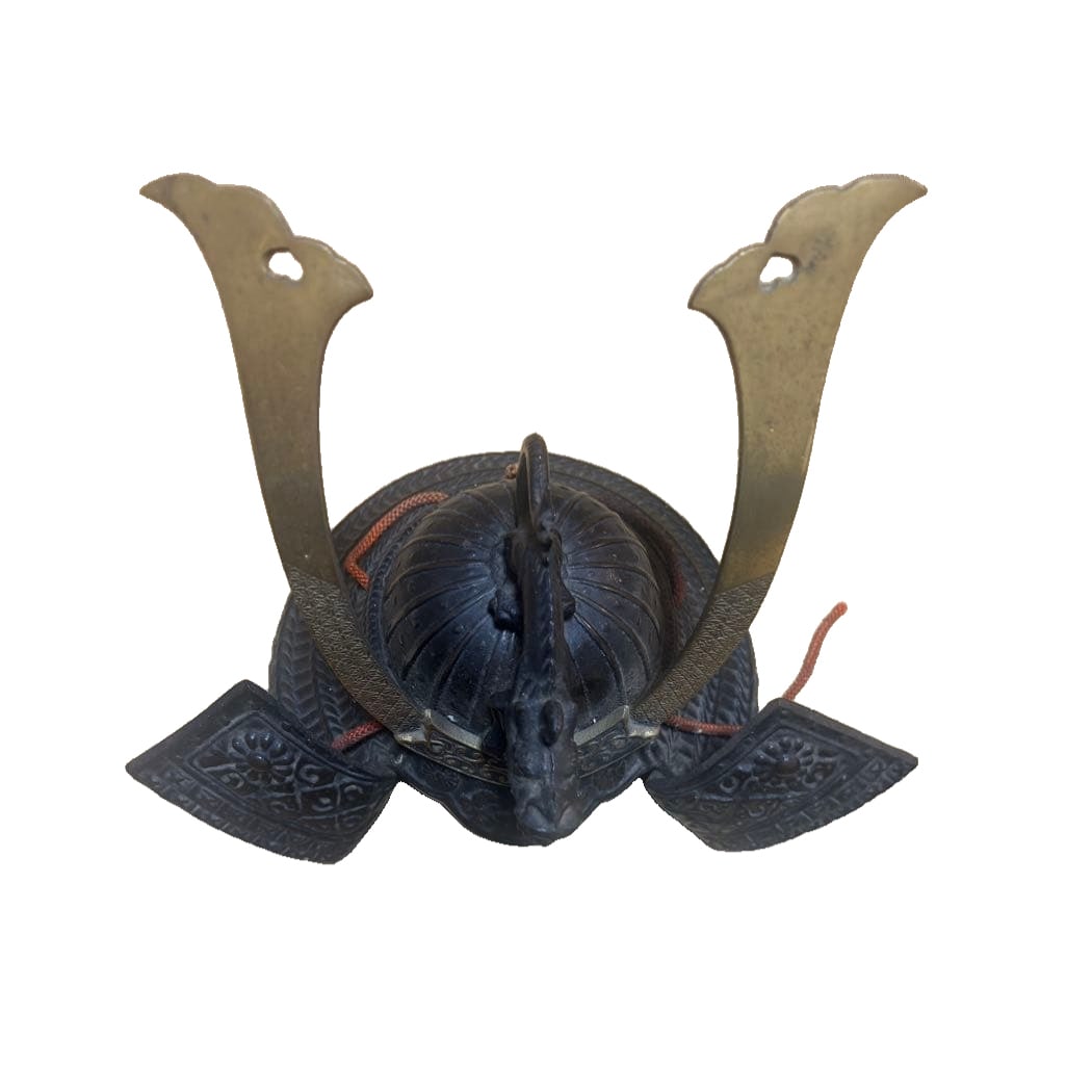 A black and gold helmet, adorned with exquisite carvings.: A black and gold helmet, adorned with exquisite carvings. Type: Helmet Material: Metal Design: Decorative Sculpture Color: Black and Gold Features: A decorative element positioned at the center