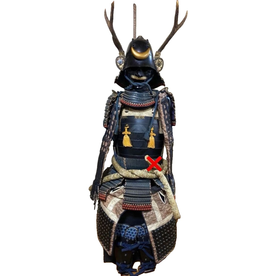 A life-sized two-piece breastplate, featuring deep blue laces.: This is a complete set of life-sized armor. Armor box / Armor stand Although slightly damaged due to age, it remains usable.