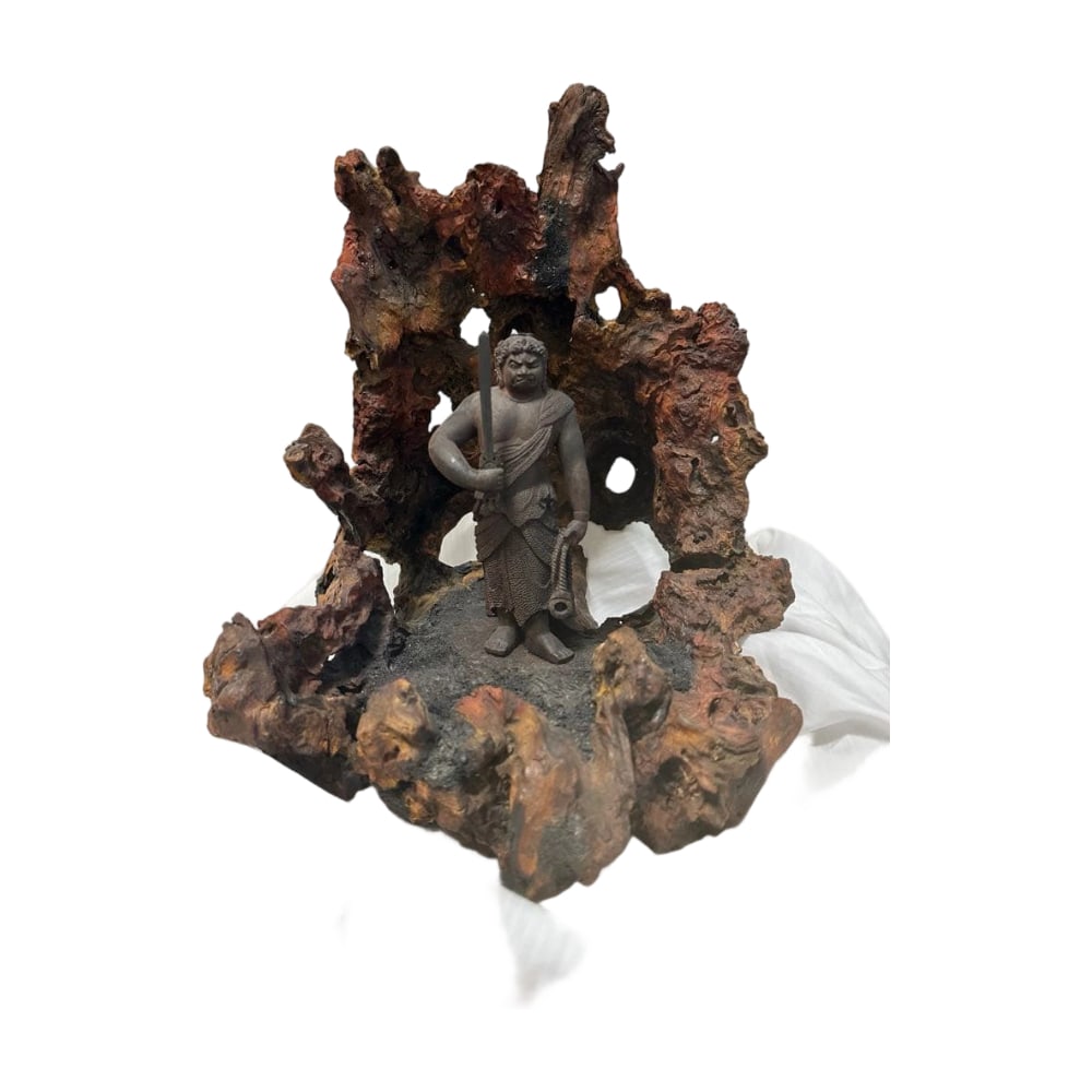 Natural wood carved Buddha statue, Fudo Myoo (Acalanatha), persimmon wood base.: A unique sculptural work that combines natural wood with a Buddhist statue. Fudo Myoo The sculpture is magnificent, resembling a blazing flame. This artwork is accompanied by a persimmon wood base. Ma
