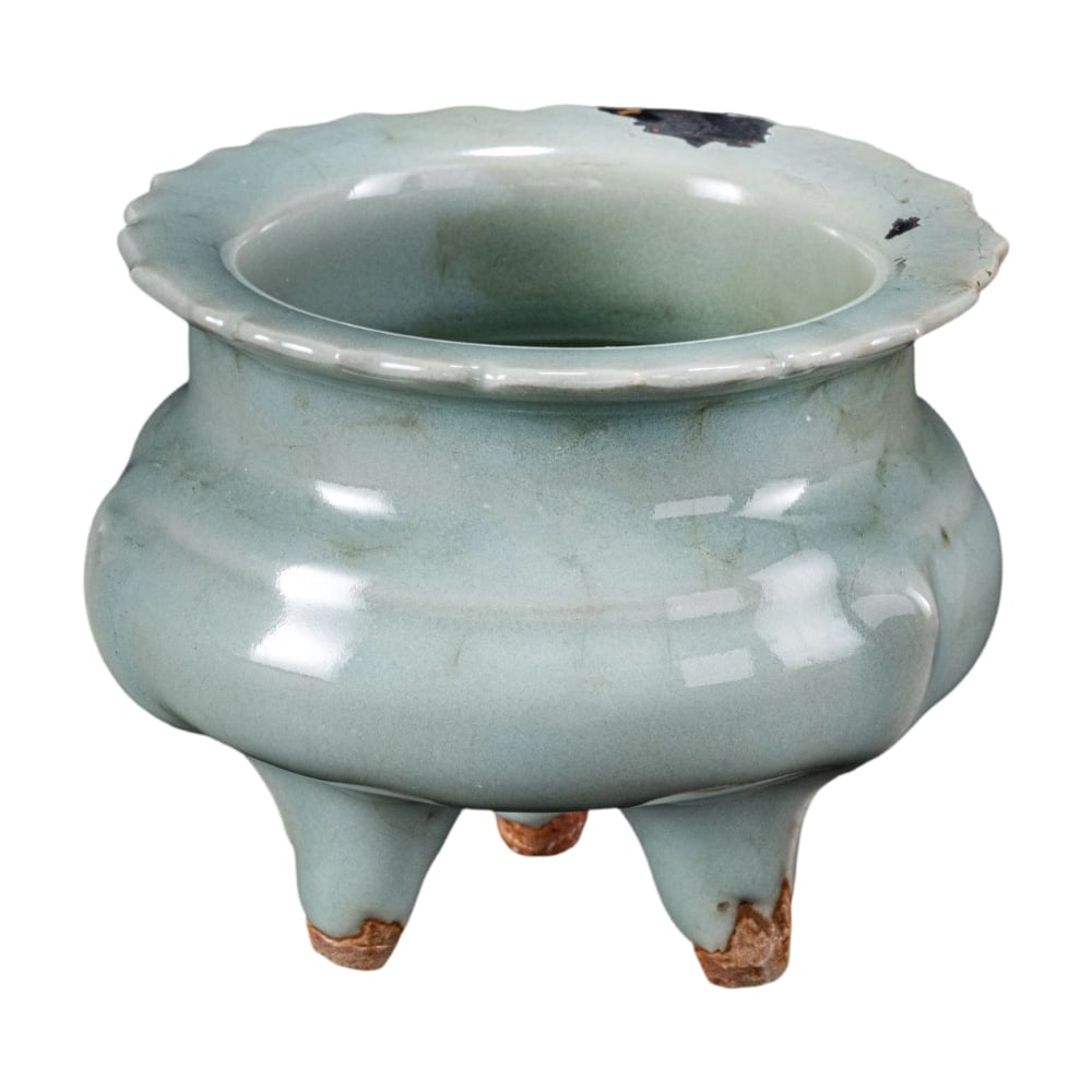 Southern Song Dynasty Longquan Celadon Flower-Shaped Incense Burner (1 of 9)