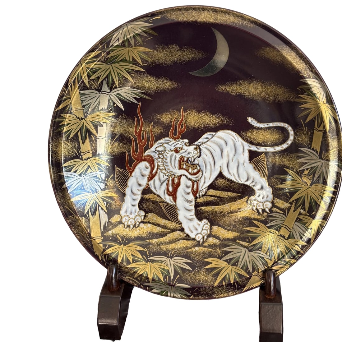 A purple Gaozhi porcelain piece, adorned with gold leaf and platinum, titled "White Tiger in the: Brand new and unused, in perfect condition, this piece is a third-generation work from the Saito Unraku kiln, titled 'White Tiger in the Bamboo Grove under the Moon', adorned with gold leaf and platin