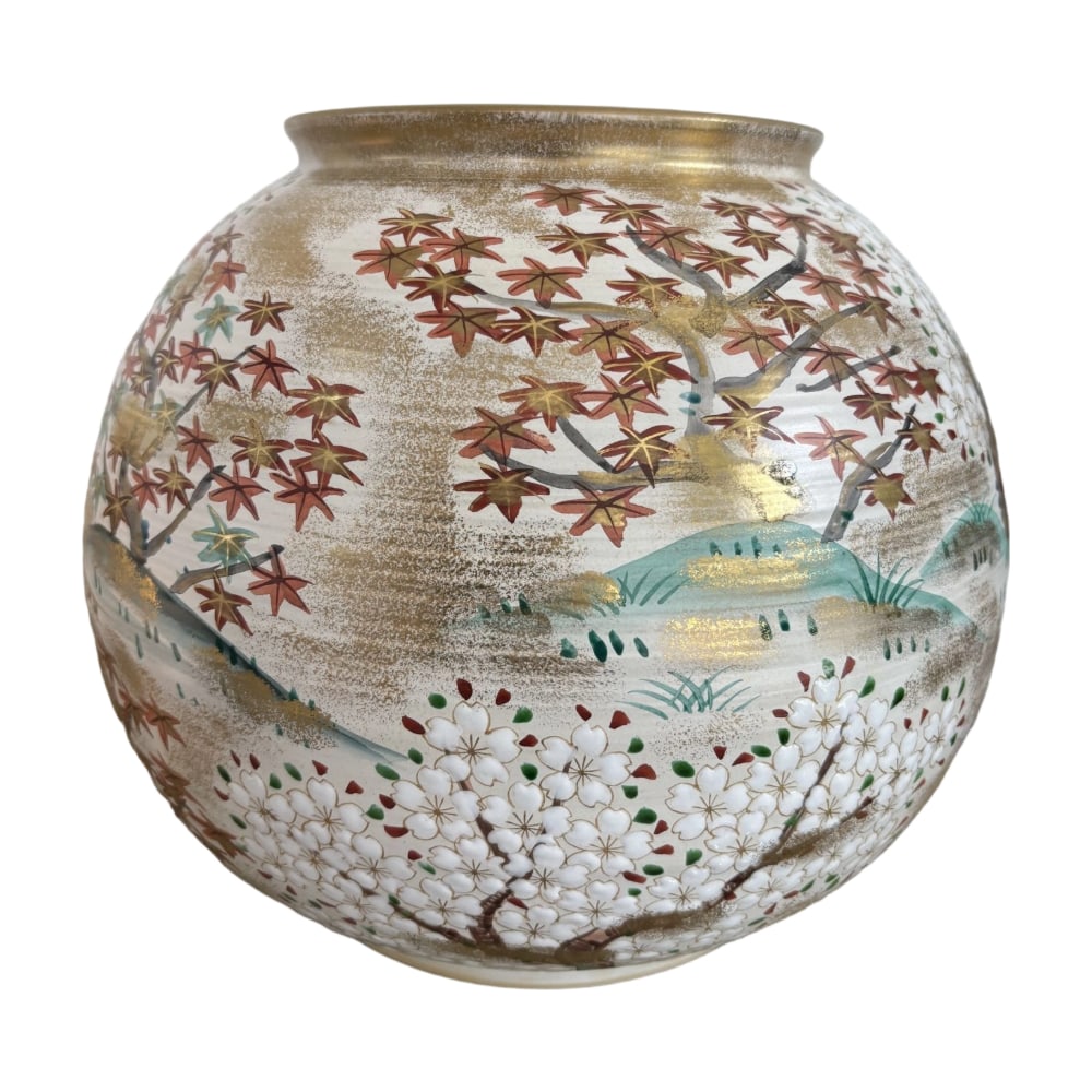 Brand new and unused, in perfect condition. A third-generation Yunyue kiln Saido Yunyue porcelain: A brand new, unused decorative vase in excellent condition, crafted by the third-generation artist Saito Unraku of the Unraku kiln. It is adorned with cloud brocade, cherry blossoms, maple leaves, Toy