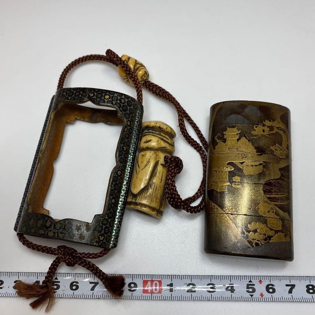 Edo Period, Maki-e with Polished Finish, Design of the Imperial Palace, Inro, Nezumi. (1 of 10)