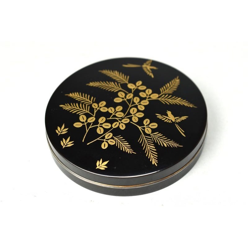 Kaga lacquerware artisan Maezaki Masami, inlaid painting incense box (including original box): Kaga Lacquerware Artisan Masami Maezaki, Maki-e Incense Box (with original box) Minor scratches. Dimensions: Height: 1.8 cm, Width: 7.8 cm