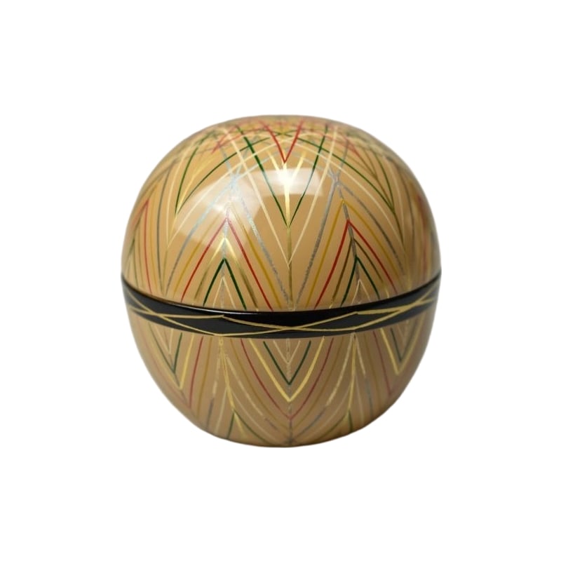 Miyata Sokei White Lacquer Handball-shaped Incense Box (including original box): Miyata Sokei White Lacquer Temari-Style Incense Box (with original box) There are minor scratches. Dimensions: Height: 7 cm, Width: 6.5 cm