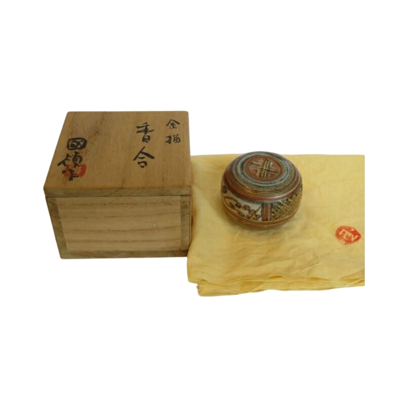 Mizuho Kiln, Kokuryo Tosai (Kotohito), Gold-decorated Kogo, Master: Fumoto Kenkichi: Condition of the Item This item is in excellent condition, with no flaws and only minimal signs of use. There are no cracks or losses. At first glance, it appears to be an antique of considerable age,