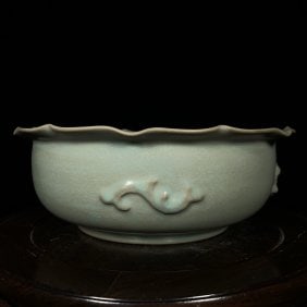 Song Dynasty Ru kiln dragon pattern flower mouth brush washer: Song Dynasty Ru kiln dragon pattern flower mouth brush washer. 10x28cm Fine workmanship, thick patina, exquisite skin, and appearance as shown in the picture.