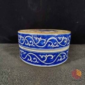 Blue and white underglaze red lid food box made during the Qianlong reign of the Qing Dynasty: Blue and white underglaze red lid food box made during the Qianlong reign of the Qing Dynasty. Purely handmade, with a reasonable layout, clear and distinct spaces, prominent themes, distinct layers,