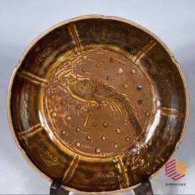 Song Dynasty Jun ware brown-glazed plate with carved phoenix pattern and flower-shaped rim: Song Dynasty Jun ware brown-glazed plate with carved phoenix pattern and flower-shaped rim Fine workmanship, thick patina, exquisite skin, and appearance as shown in the picture. 4x15cm