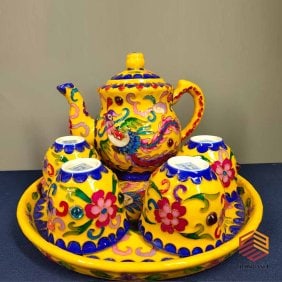 Ming Dynasty Chenghua year gold filigree thin body inlaid with gemstone tea set set: Ming Dynasty Chenghua year gold filigree thin body inlaid with gemstone tea set set. Fine workmanship, thick patina, exquisite skin, and appearance as shown in the picture. 14x16cm