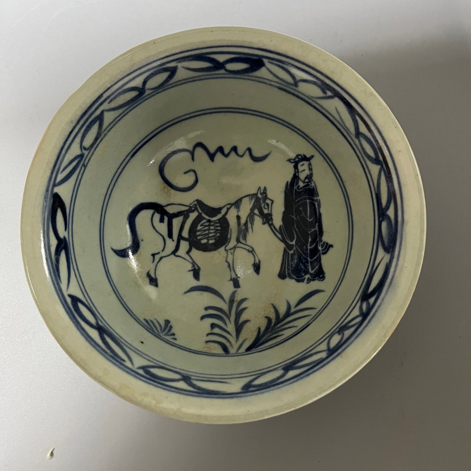 Blue and white porcelain bowl with figure design from the Xuande period of the Ming Dynasty: This Ming dynasty blue-and-white porcelain bowl with a lobed rim depicting scholars gathering is approximately 17cm in diameter and 7.5cm in height. The lobed rim (or sunflower rim) features graceful 
