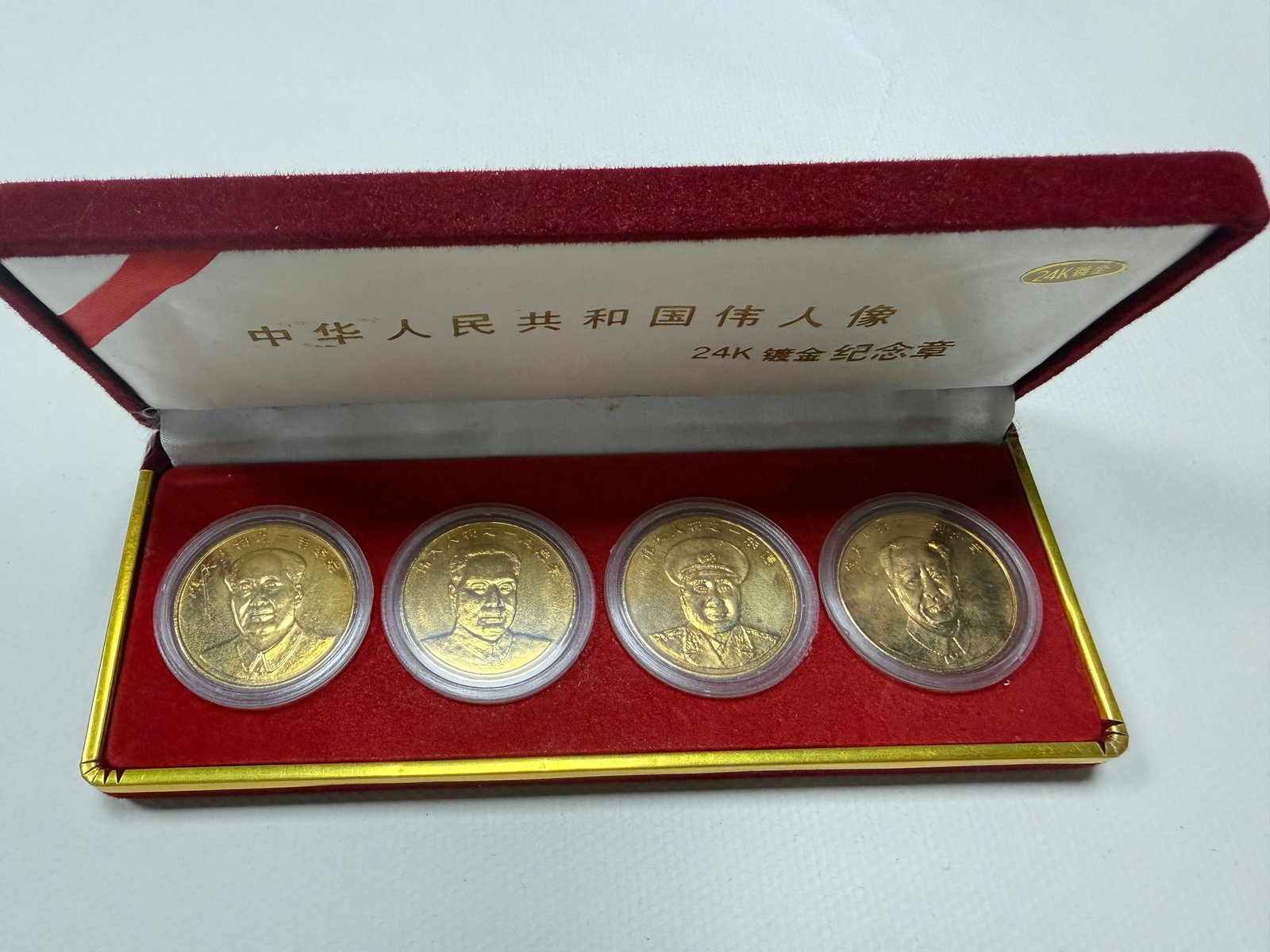 Commemorative coins featuring portraits of four great figures of China: The commemorative coin featuring the portraits of the four great figures of the People's Republic of China is 4 cm wide and 24K gold-plated.