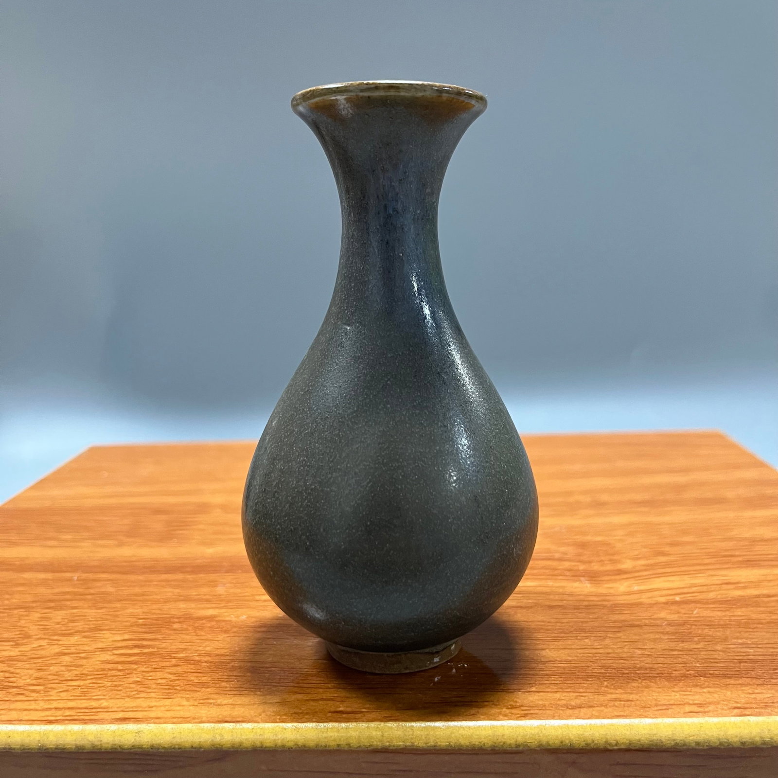Southern Song to Yuan Dynasty Longquan celadon ice-crack glaze Yuhuchun vase: A Longquan celadon vase with crackled glaze from the Southern Song to Yuan dynasties, measuring 11 x 6 cm.Its shape is slender and elegant, with an everted rim, a long, thin neck that gradually widens