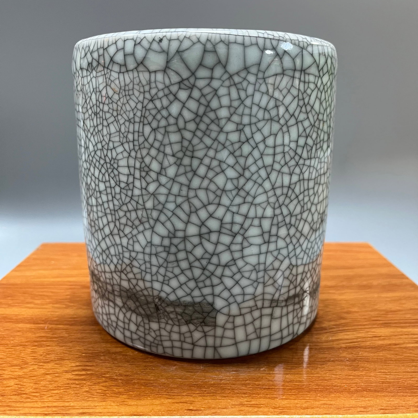 A square brush pot with crackle glaze and seal mark from the Ge kiln of the Qianlong period of the: A Qianlong period (1736-1745) Ge ware brush pot with crackle glaze and a square seal mark, measuring 14 x 13 cm.The brush pot is cylindrical with a fine body. It is covered in a Ge ware crackle glaze,