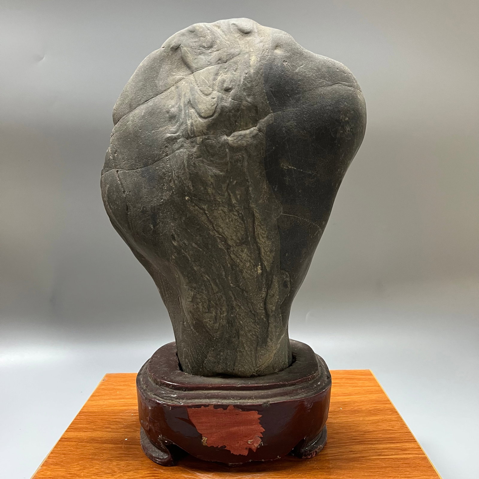 Taohe Stone, Mountain Flowing Water Ornament: Taohe Stone, Mountain Flowing Water Ornament, 32x18 cm.This ornament perfectly blends the natural wonder of the stone with the aesthetic appeal of humankind. Using the stone as a metaphor for humanity