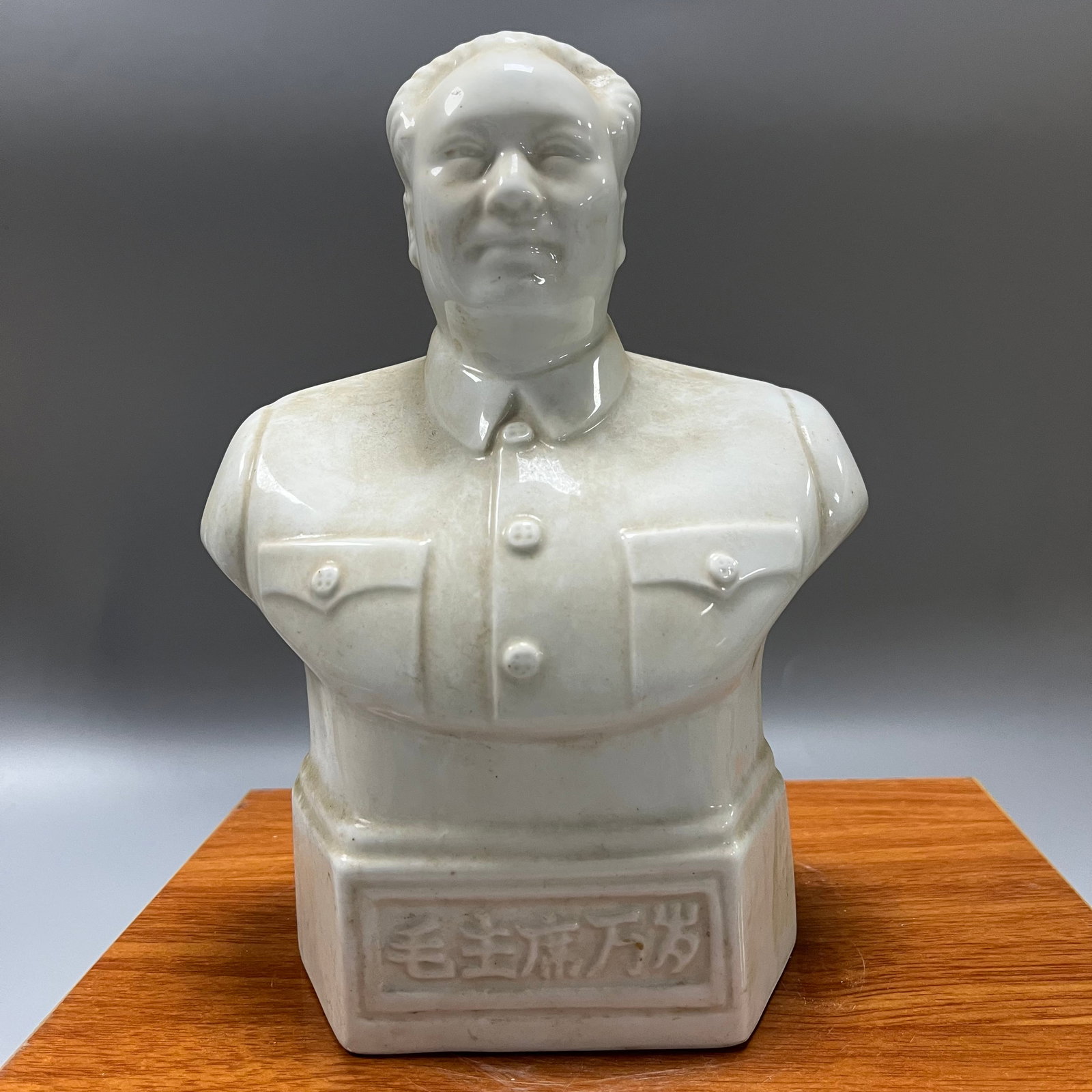 White porcelain bust of Chairman Mao: This porcelain bust of Chairman Mao is dignified and solemn, crafted using traditional porcelain sculpting techniques. It measures 23 x 16 cm. The figure wears a Zhongshan suit with a crisp collar, an